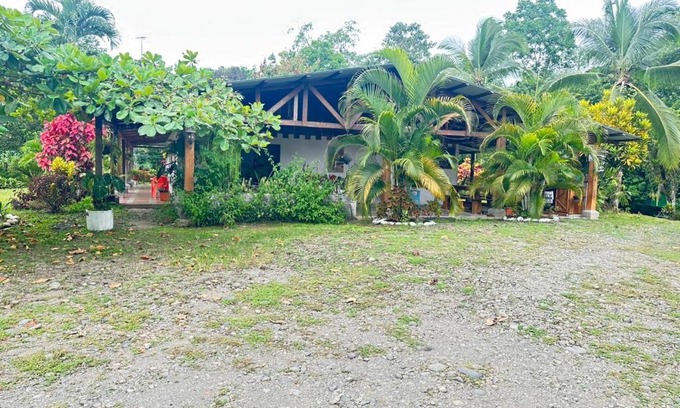 Las Horquetas Hotel | Ideal River Side Lodge: Pet & Child Friendly Retreat