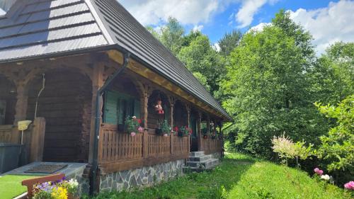 Viseu de Jos House | Discover River Song Inn: Pet-Friendly Retreat with Pool