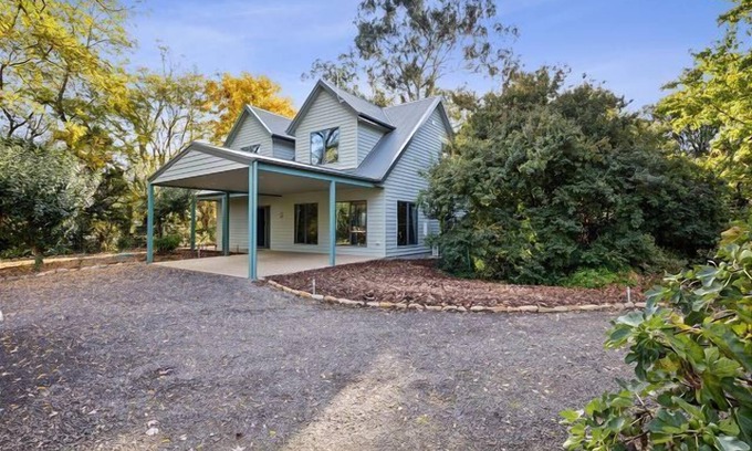 Porepunkah Apartment | Experience Comfort at River Song: 3BR Family Retreat