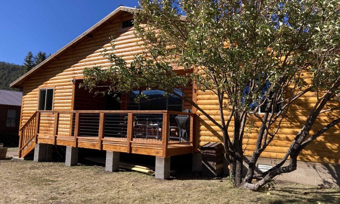 Greer Cabin | Unforgettable River Valley View: Family-Friendly Comfort