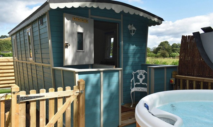 Llanfair Caereinion Cottage | Relaxing River View Glamping with Hot Tub and Pool Access