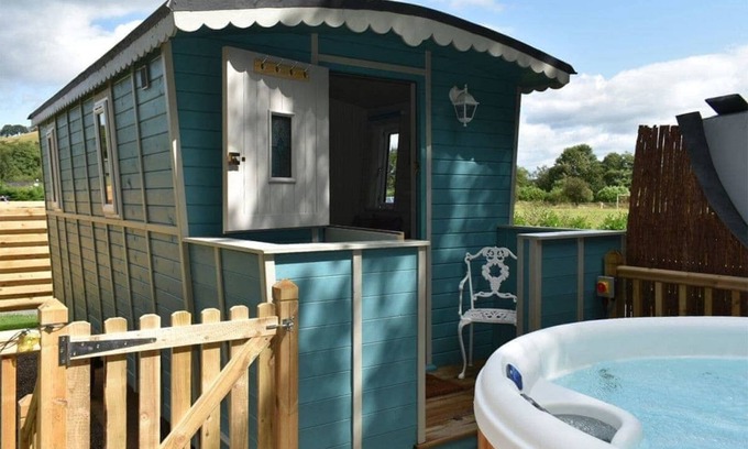Llanfair Caereinion Cottage | Experience River View 4: A Unique Gypsy Hut Retreat