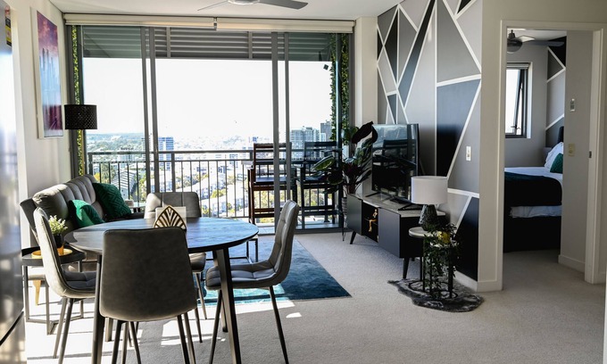 Bowen Hills Apartment | Stunning River View Apartment in Brisbane with Pool Access