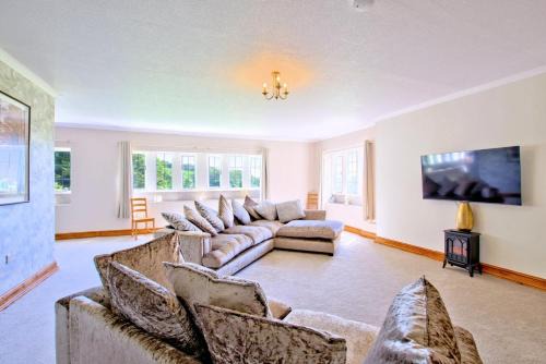 Skipton Apartment | Serene River View Retreat at Hanlith Hall - Pet Friendly Stay