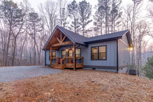 Ellijay House | River View Getaway: Family-Friendly Escape with Oceanfront Pool