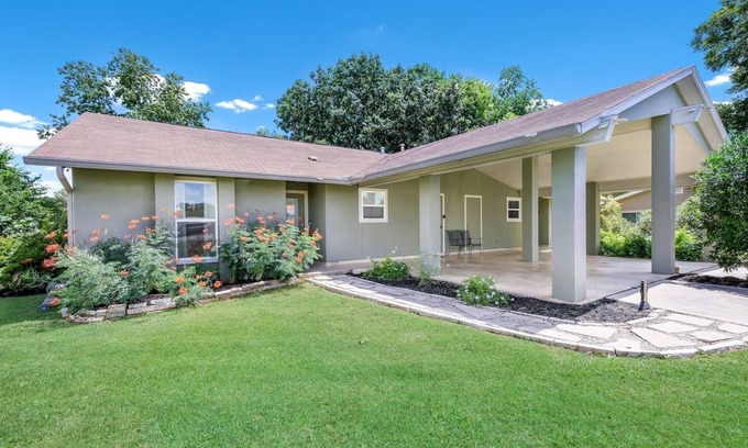 Seguin House | River Access Escape with Fast WiFi and Family Amenities