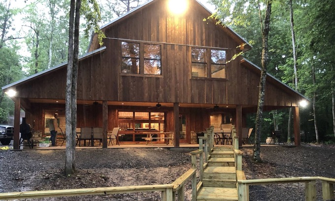 Murfreesboro Cabin | Scenic River View Hideaway: Pet Friendly & Family Ready