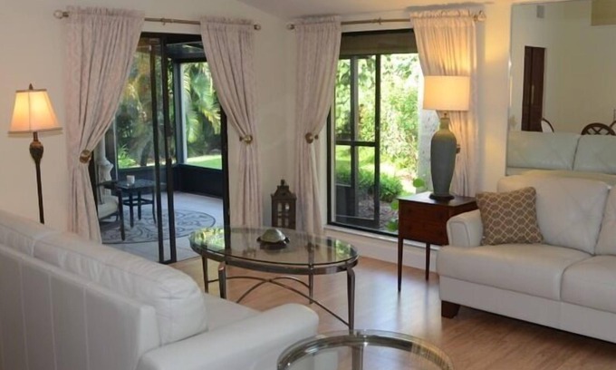 McGregor House | River View Retreat: Golf, Tennis & Pet-Friendly Amenities