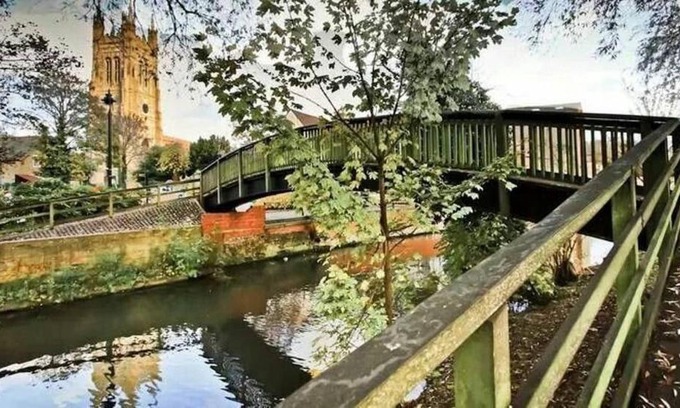 St Neots House | Idyllic River View House St Neots – Family Friendly Retreat