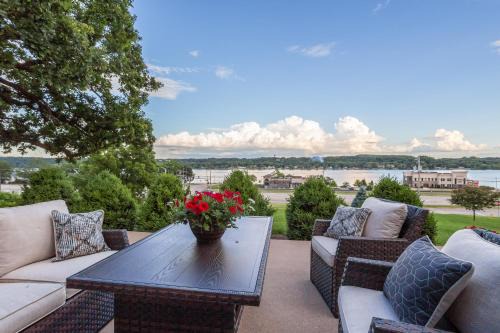 Le Claire Apartment | River View Lodge: Guest Rated 9.8 with Oceanfront Comfort