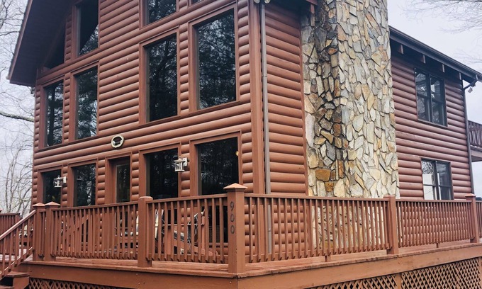 Piney Creek House | River View Retreat: Top-Rated with Family-Friendly Amenities