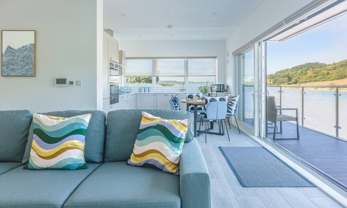 Seaton Apartment | River View - Prime River Front Location