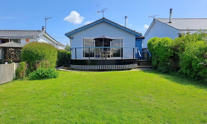 Brundall Cottage | River View Retreat: Pet-Friendly Oasis with Oceanfront Views