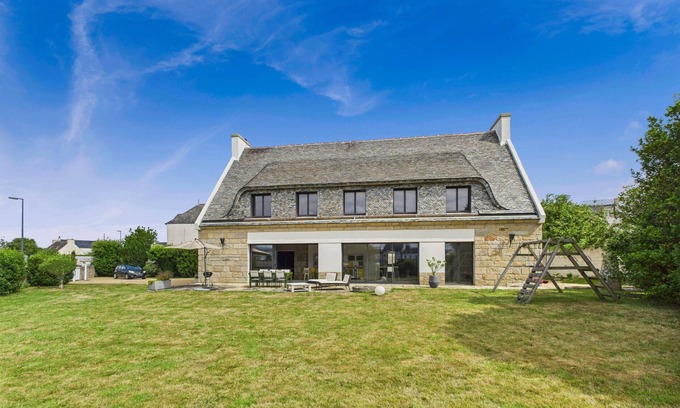 Pont-l'Abbe Ski Chalet | River View – Spacious House and Garden for 10
