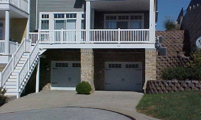 Grafton House | Stunning River View Townhouse w/ Patio Near Main St