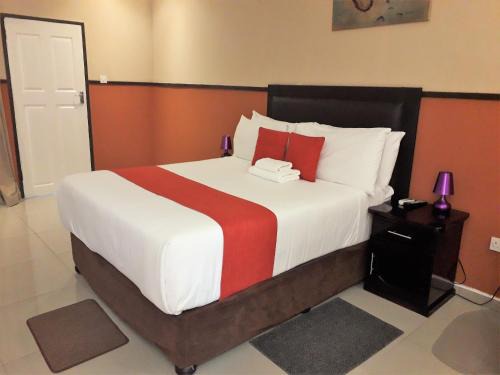 Francistown Cabin | Scenic River View Villa with Pool & Restaurant Amenities