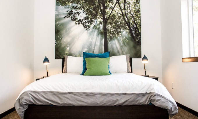 Southern Crossing House | Scenic River View - Steps from Old Mill with Breakfast