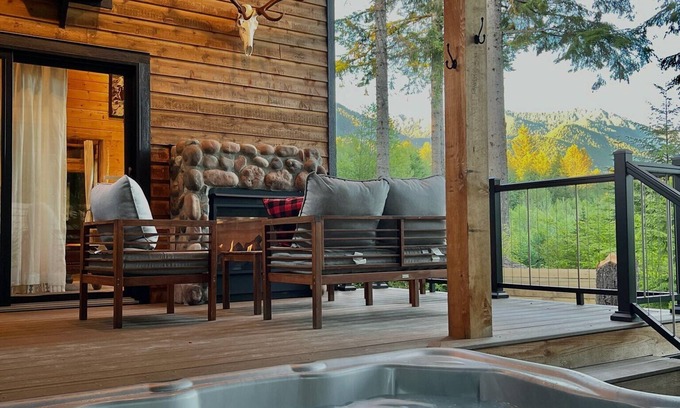 Ashford Cabin | River Vista Cabin with Mountain Views