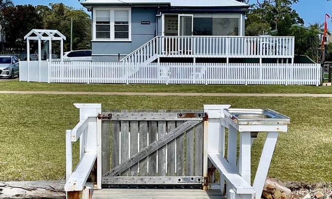 Sussex Inlet House | Inviting Riverbank Cottage - Waterfront Retreat for Families