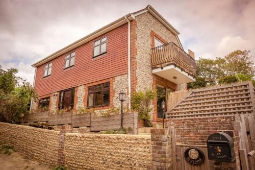 Alfriston Villa | Relaxing Riverbank Cottage: Family-Friendly Riverside Retreat