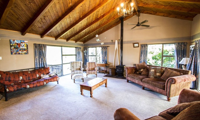 Te Rangiita House | Cozy Riverbed Lodge - Serene Lake Taupo Retreat