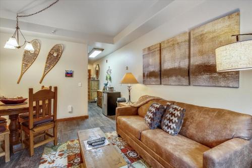 Four O'Clock Apartment | Inviting Riverbend Hotel: Family-Friendly with Hot Tub Bliss