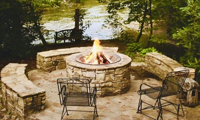 Epworth Cabin | Tranquil Riverbend Cabin: Waterfront Dining & Fishing Retreat