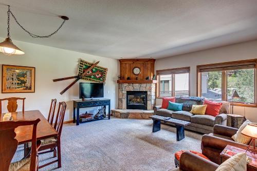 Four O'Clock Apartment | Family-Friendly Riverbend Lodge 102 with Hot Tub Bliss