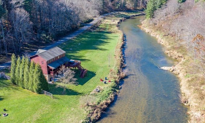 Fleetwood House | Experience Riverbend Retreat: Hot Tub, Pool Table & More!