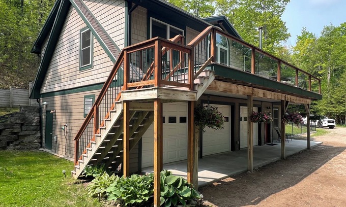 Mayfield House | Ideal River Bend Retreat with Hot Tub & Fireplace Access