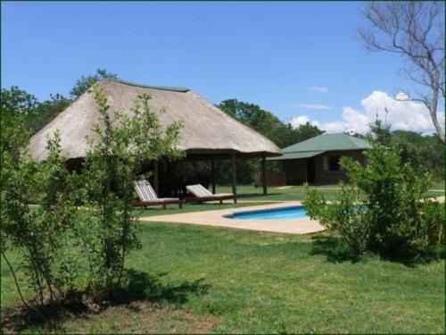 Maanhaarand House | Relaxing Riverbend Self Catering Cottages with Pool & Pets
