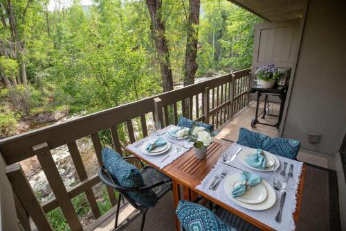 Aspen House | Prime Riverfront 2 BR Retreat - Steps to Town with Pool