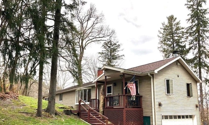 Grand Detour House | Scenic Riverfront 3 BR Home with Kitchen & Breakfast Included