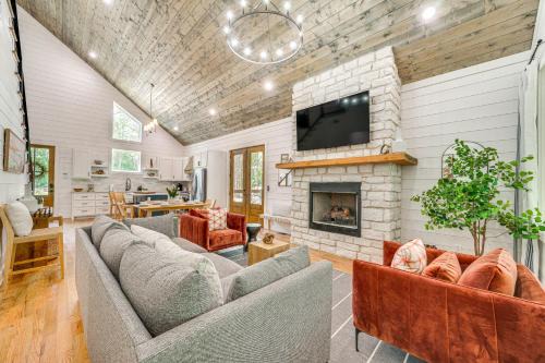Broken Bow House | Inviting Broken Bow Cabin with Private Hot Tub Retreat