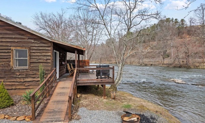 Dillsboro Cabin | Riverfront Cabin 2 - Cast Away: Top-Rated Getaway for Four