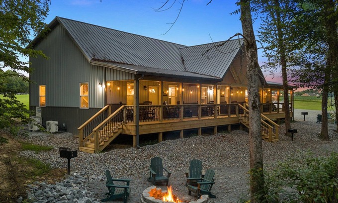 Bakerton Cabin | Riverfront Cabin~Sleeps 18~Private River Boat Ramp~20 Min drive Lake Cumberland