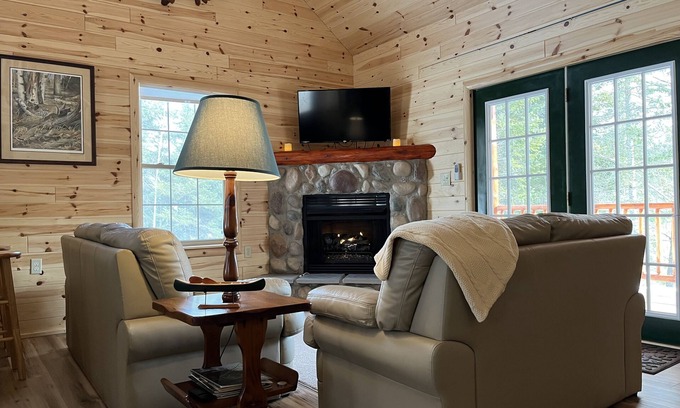 Luzerne Cabin | Cozy Brown Trout Lodge: Riverfront Retreat with Pool & Breakfast