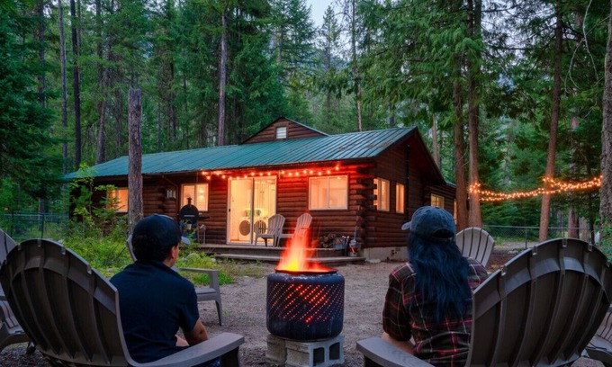 Bonners Ferry Cabin | Riverfront Cabin NO TRAIN HORN, Fenced Gated Yard