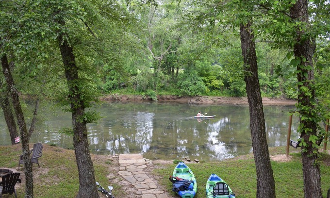 Mineral Bluff House | Riverfront Retreat by Toccoa River with Hot Tub & Pool