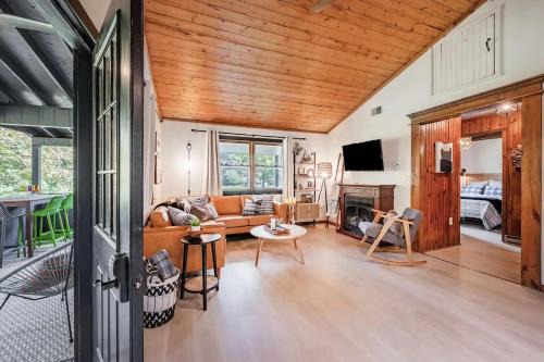 Hedgesville House | Cozy Riverfront Cabin with Firepit, Pool Table & WiFi