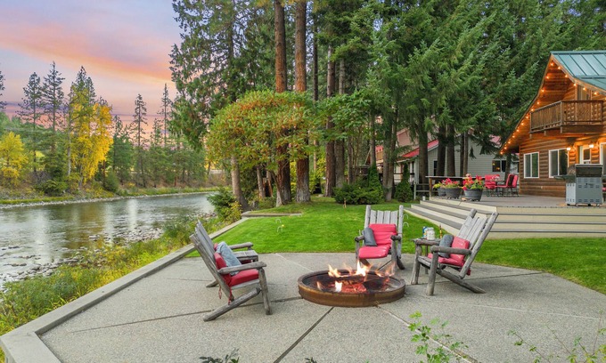 Leavenworth Cabin | Riverfront Chalet - Cozy 2 Bedroom Loft with Hot Tub Access