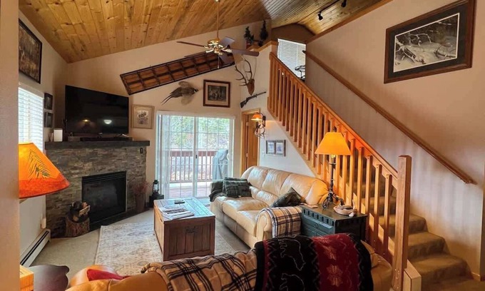 Breckenridge Condo | Relaxing Riverfront Retreat with Hot Tub and Fireplace