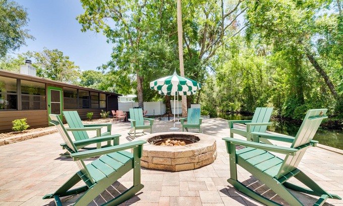 Homosassa Cottage | Beautiful Riverfront Cottage at Chateau Relaxo - Pet Friendly