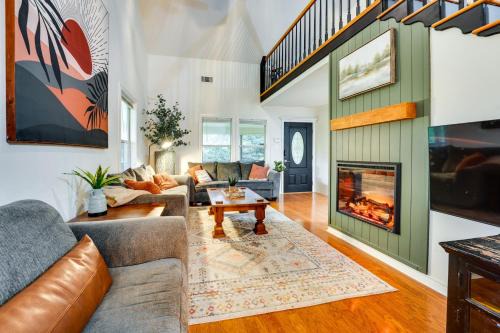 Thomaston House | Relaxing Riverfront Cuero Home with Pet-Friendly Amenities