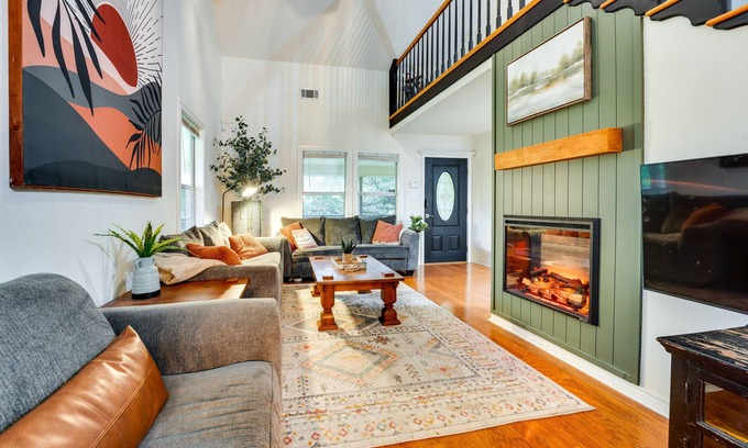 Thomaston House | Riverside Cuero Getaway with Deck & Pet-Friendly Amenities