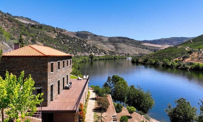 Cotas Villa | Elegant Retreat by the Douro with Private Pool & Breakfast