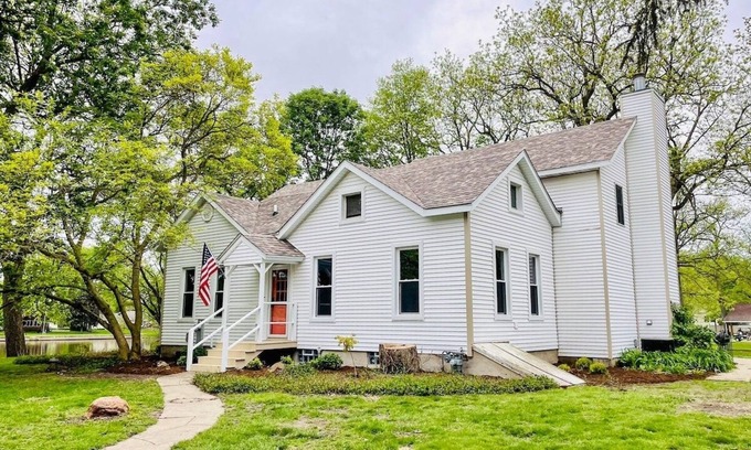 Kankakee County House | Riverfront Escape: Modern Comfort in Historic Home