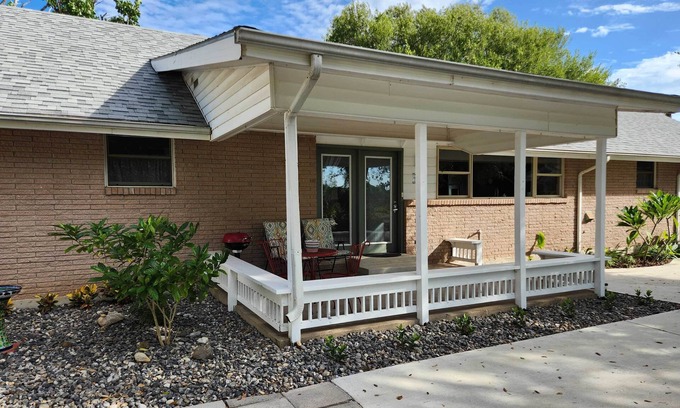 Los Fresnos House | Ideal Riverfront Family Retreat with Yard and Dock Access