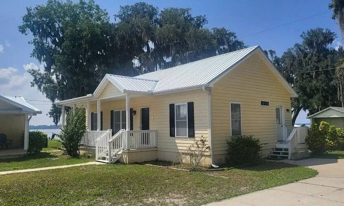 East Palatka House | Scenic Riverfront Retreat with Breakfast and Sunset Views