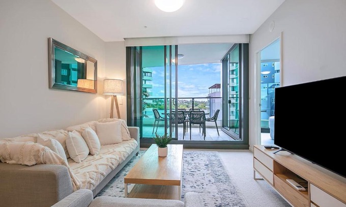 Hamilton Apartment | Elegant Riverfront Escape: Poolside Bliss in Hamilton